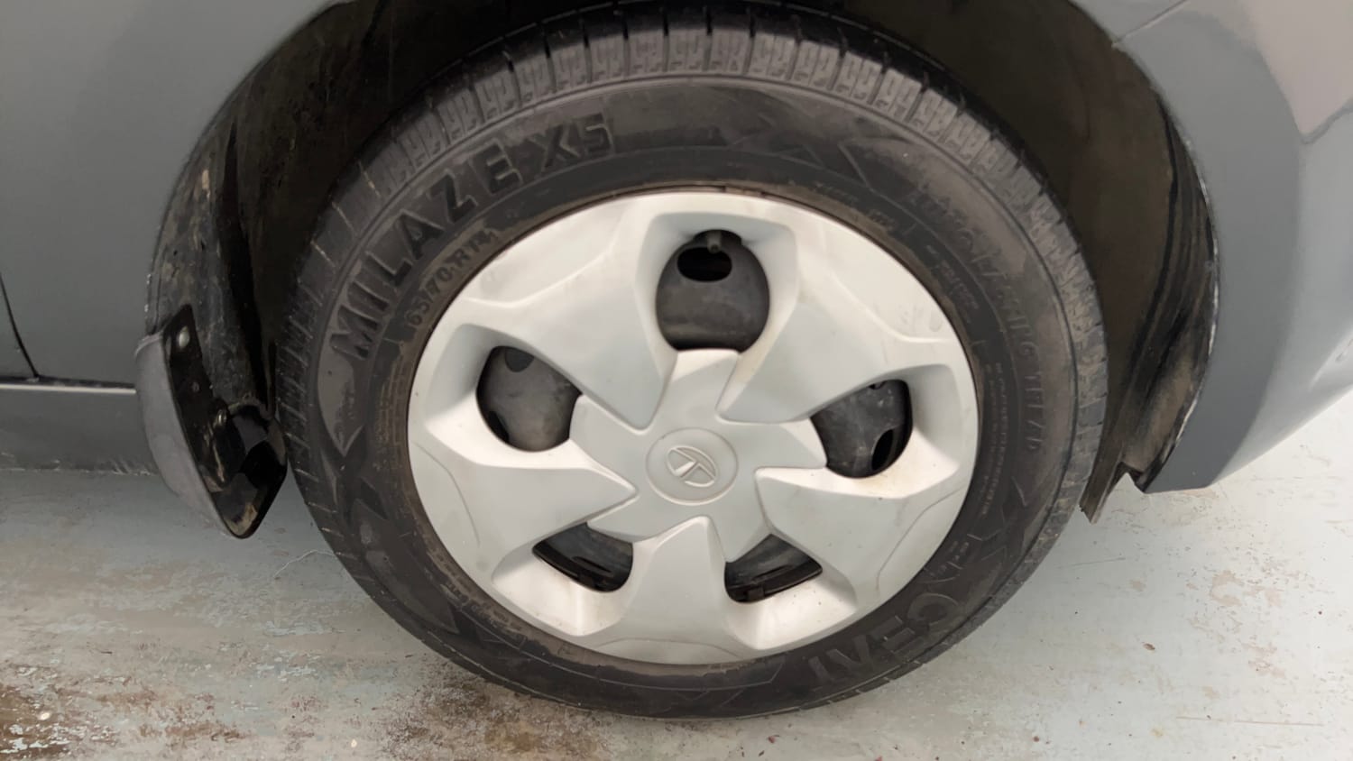 Used 2023 Tata Tigor XZ CNG Cng Manual tyres RIGHT FRONT TYRE RIM VIEW
