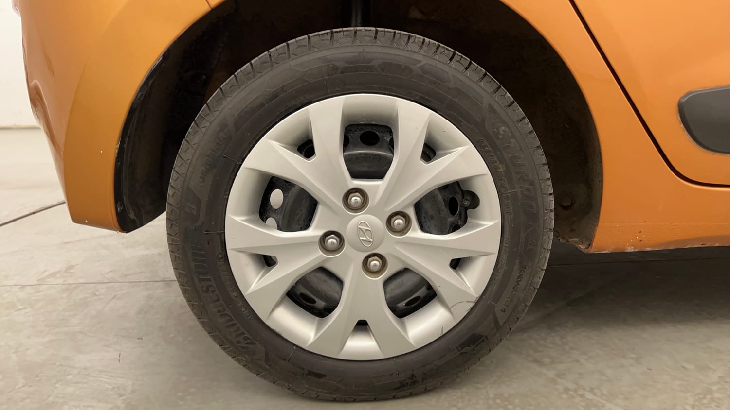 Used 2014 Hyundai Grand i10 Sportz 1.2 Kappa VTVT Petrol Manual tyres RIGHT REAR TYRE RIM VIEW