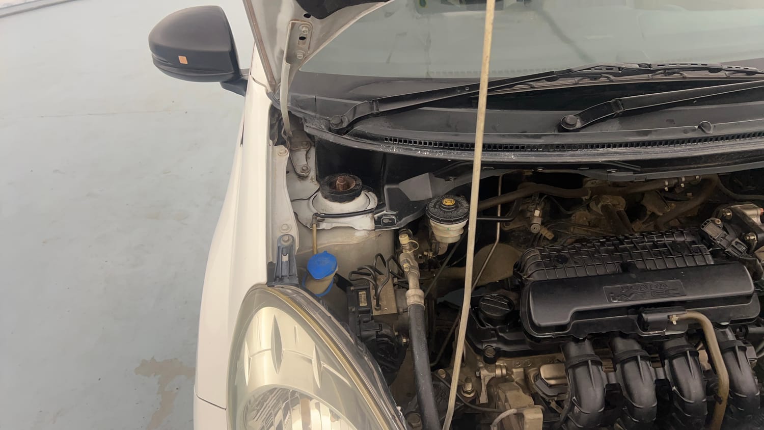 Used 2015 Honda Amaze 1.2 SX i-VTEC Petrol Manual engine ENGINE RIGHT SIDE HINGE & APRON VIEW