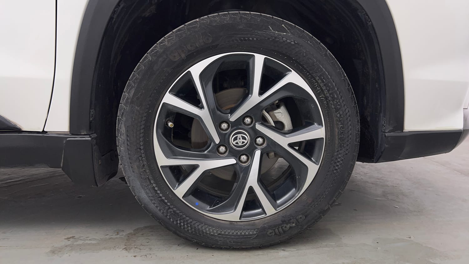 Used 2024 Toyota Urban Cruiser Hyryder G AT NeoDrive Petrol Automatic tyres RIGHT FRONT TYRE RIM VIEW