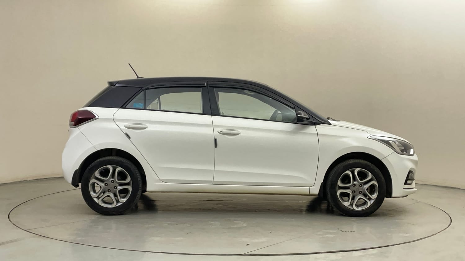 Used 2019 Hyundai Elite i20 Sportz Plus 1.2 Dual Tone Petrol Manual exterior RIGHT SIDE VIEW