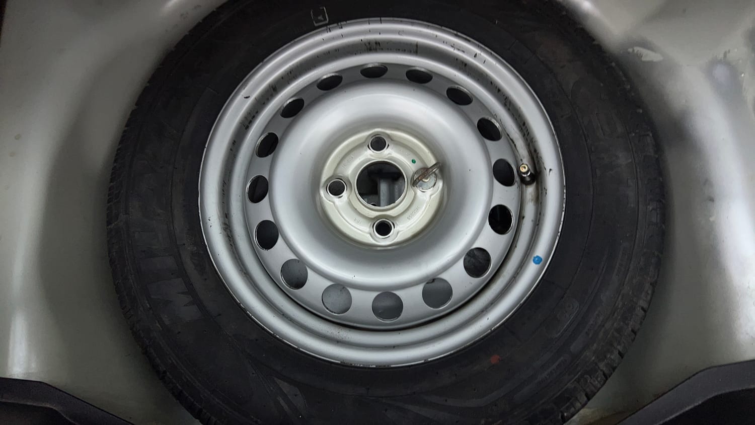 Used 2015 Maruti Suzuki Swift Lxi (O) Petrol Manual tyres SPARE TYRE VIEW