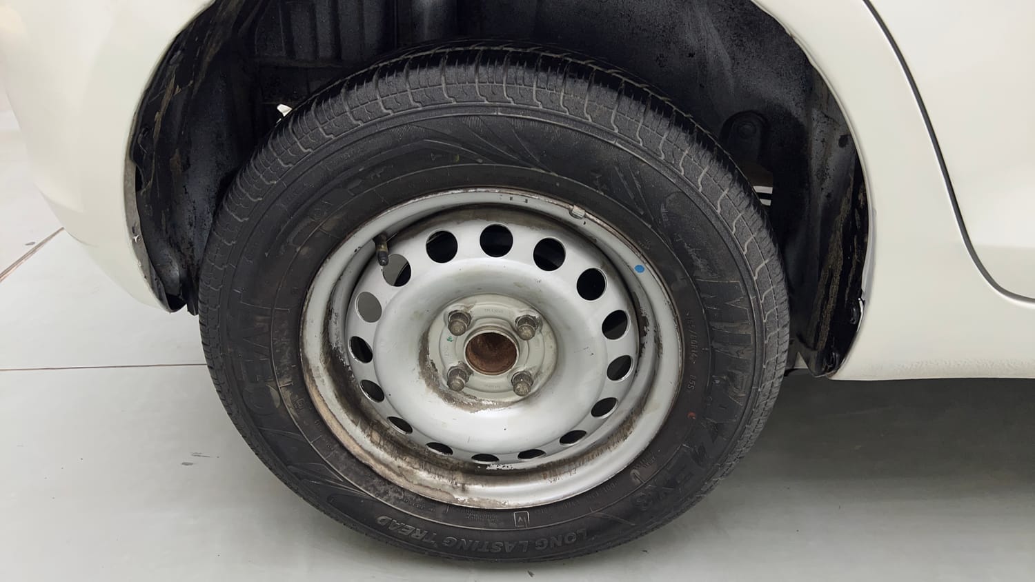 Used 2015 Maruti Suzuki Swift Lxi (O) Petrol Manual tyres RIGHT REAR TYRE RIM VIEW