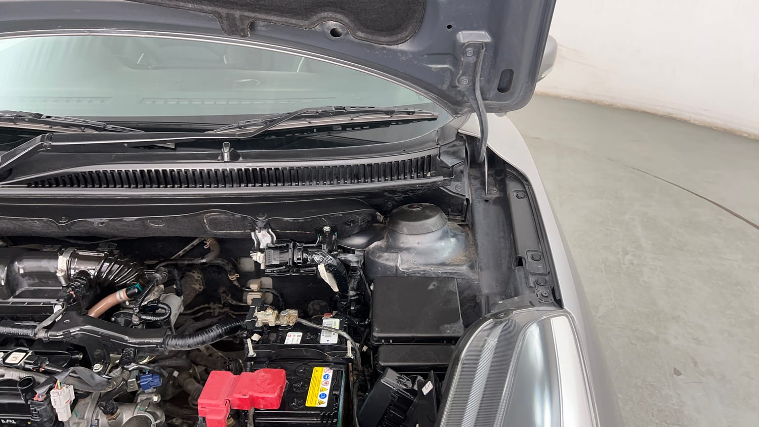 Used 2021 Maruti Suzuki Baleno Delta Petrol Manual engine ENGINE LEFT SIDE HINGE & APRON VIEW