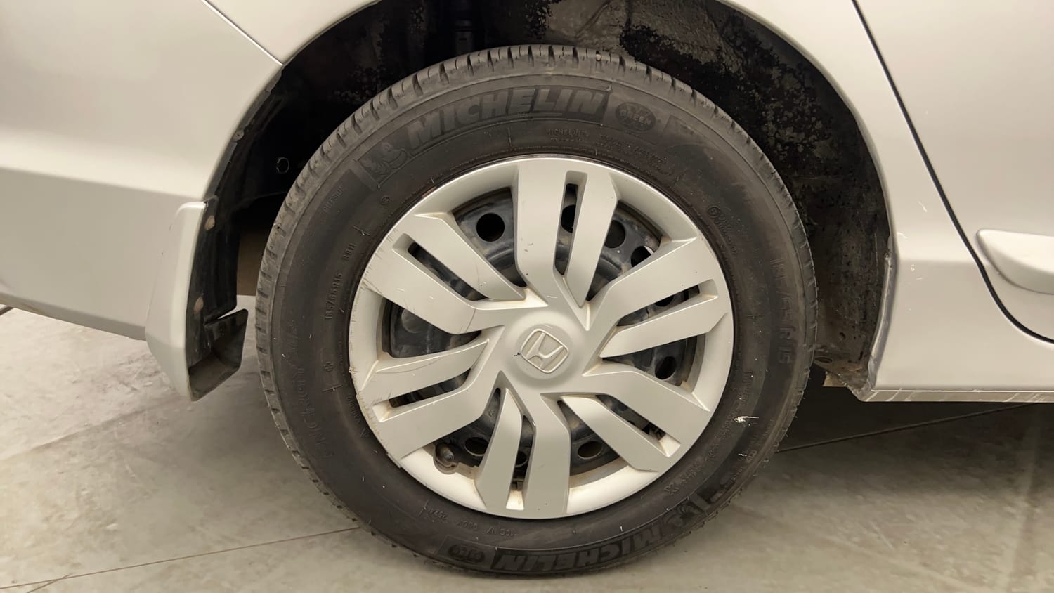 Used 2016 Honda City SV CVT Petrol Automatic tyres RIGHT REAR TYRE RIM VIEW