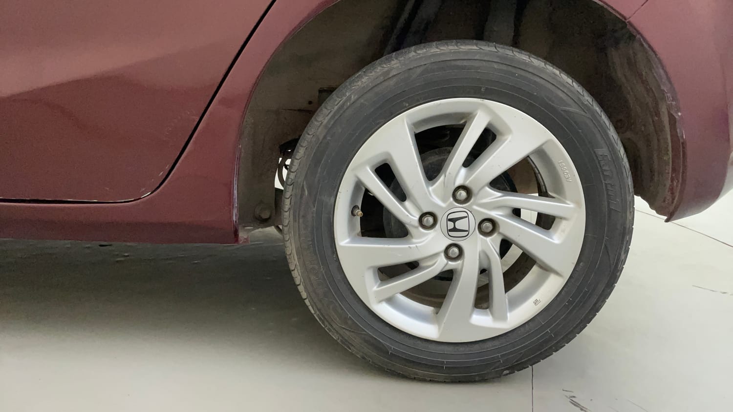 Used 2017 Honda Jazz V AT Petrol Petrol Automatic tyres LEFT REAR TYRE RIM VIEW