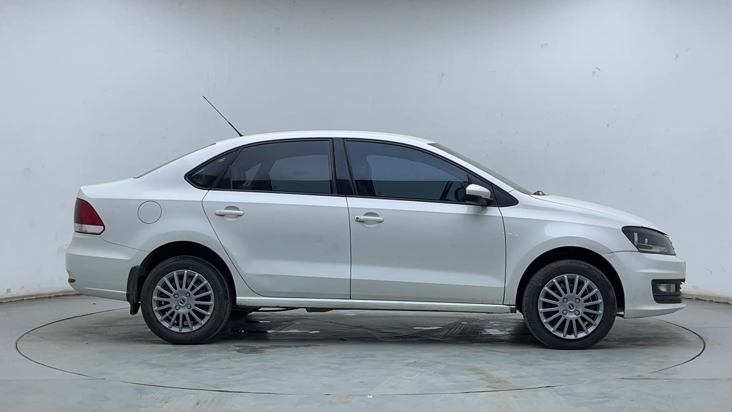 Used 2016 Volkswagen Vento Comfortline Diesel Diesel Manual exterior RIGHT SIDE VIEW