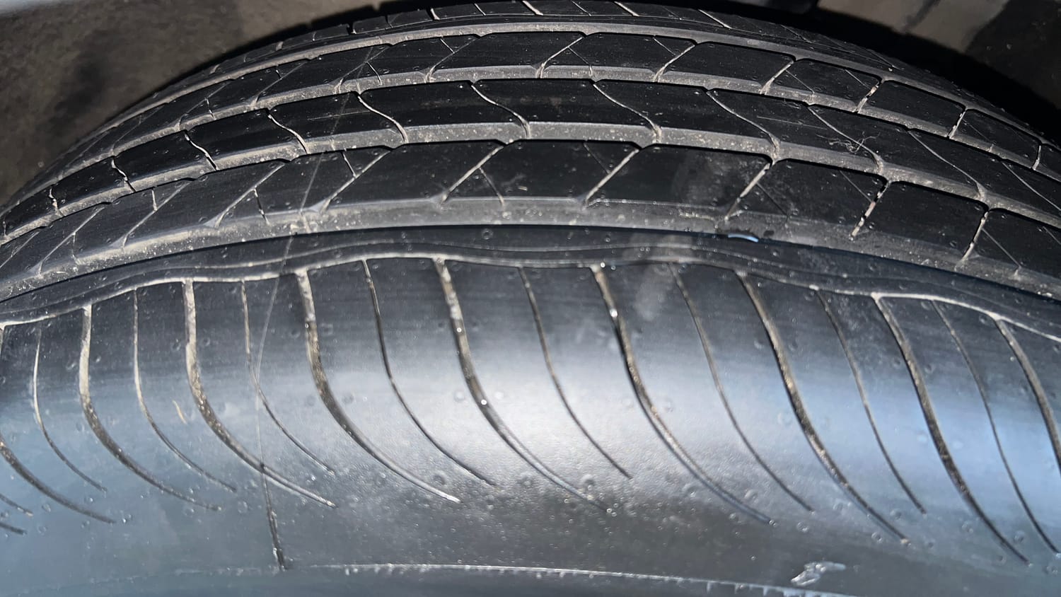 Used 2022 Mahindra XUV700 AX 3 Petrol AT 5 STR Petrol Automatic tyres LEFT FRONT TYRE TREAD VIEW