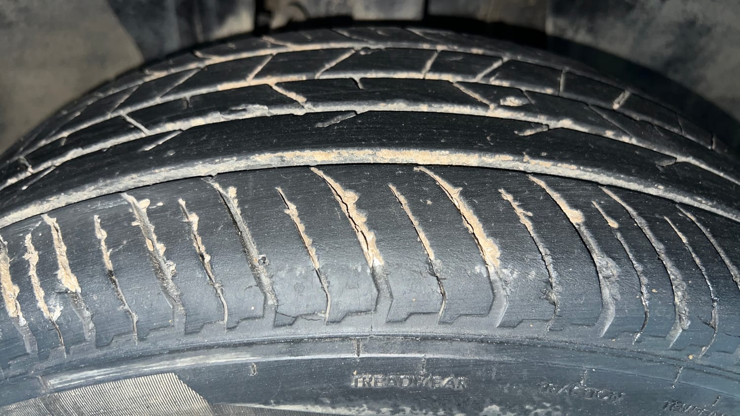 Used 2023 Renault Kiger RXT MT Petrol Manual tyres RIGHT FRONT TYRE TREAD VIEW