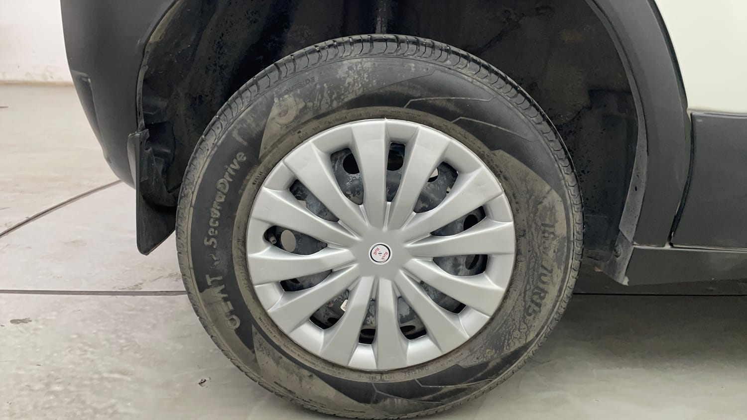 Used 2023 Tata Punch Pure MT Petrol Manual tyres RIGHT REAR TYRE RIM VIEW