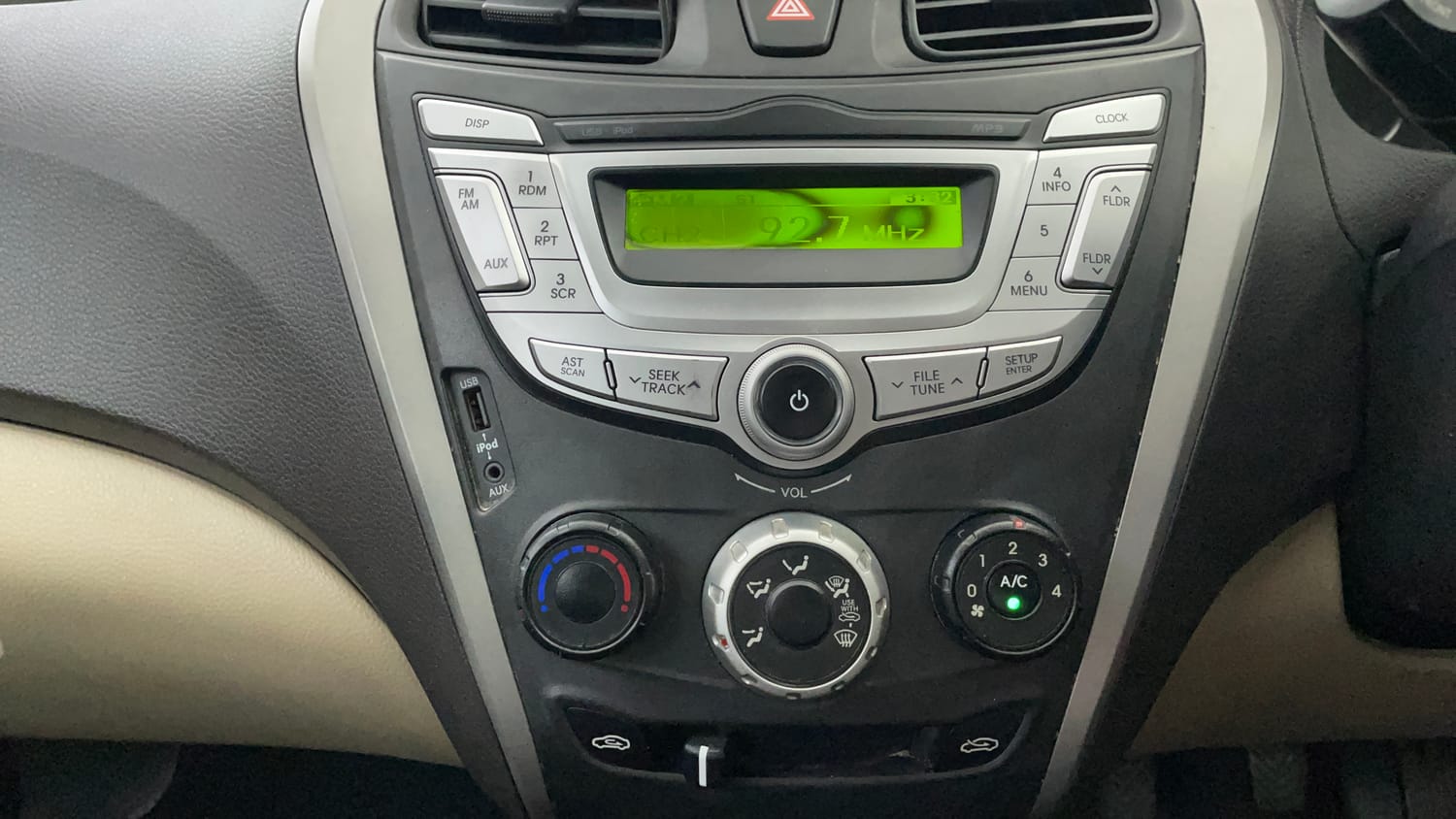 Used 2016 Hyundai Eon Magna + Petrol Manual interior MUSIC SYSTEM & AC CONTROL VIEW