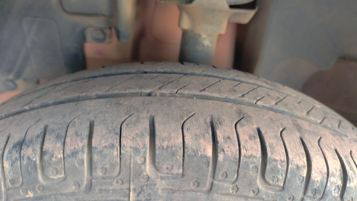 Used 2017 Renault Kwid 1.0 RXT AMT Opt Petrol Automatic tyres LEFT FRONT TYRE TREAD VIEW