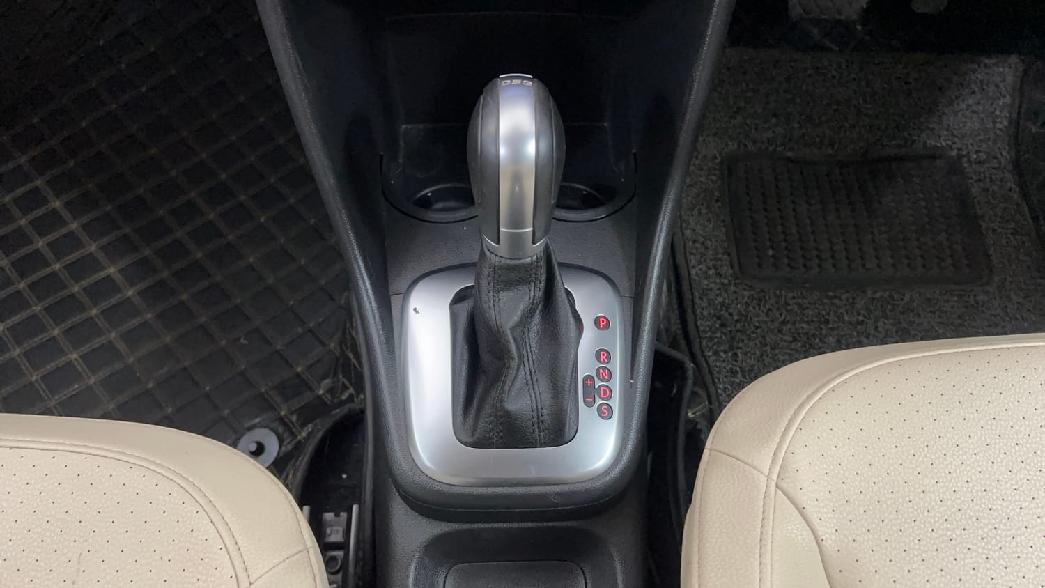 Used 2019 Volkswagen Vento Highline Plus 1.5 AT (D) 16 Alloy Diesel Automatic interior GEAR  KNOB VIEW
