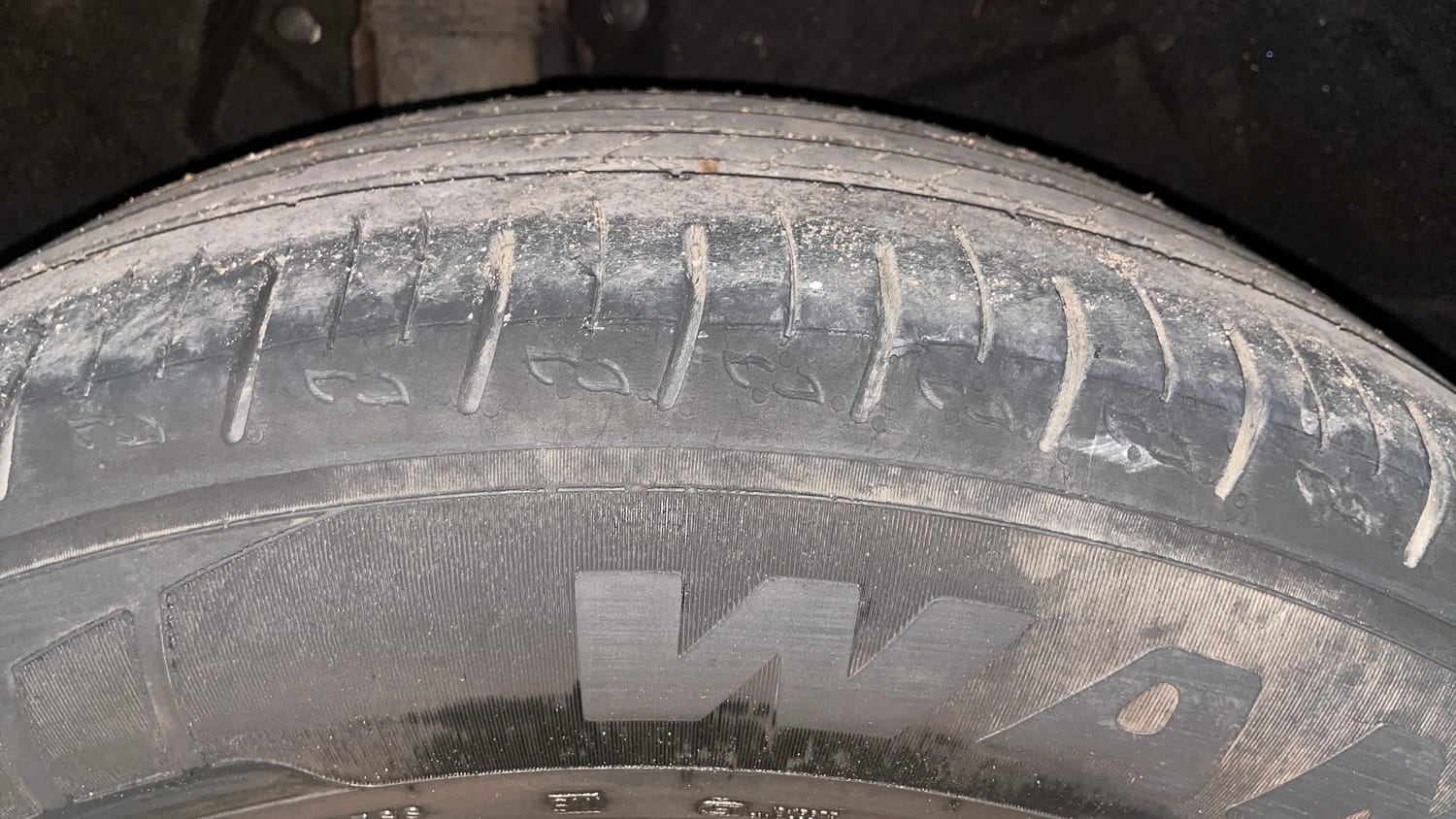 Used 2023 Mahindra XUV700 AX 5 Petrol AT 5 STR Petrol Automatic tyres RIGHT REAR TYRE TREAD VIEW