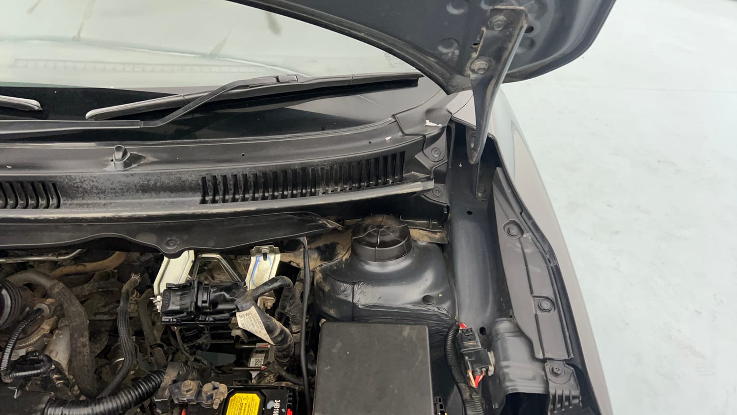 Used 2023 Maruti Suzuki Baleno Zeta MT CNG Cng Manual engine ENGINE LEFT SIDE HINGE & APRON VIEW