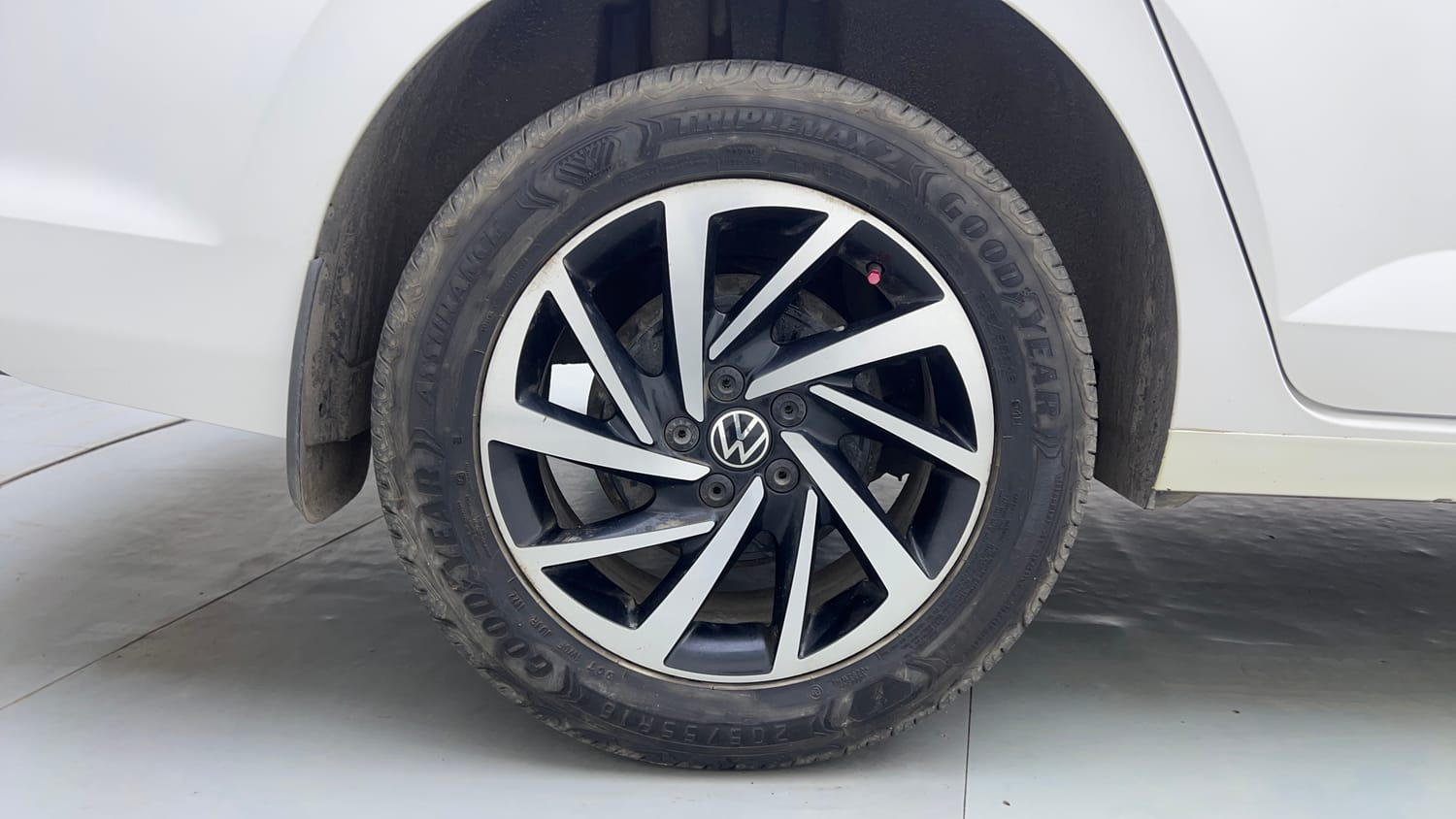Used 2022 Volkswagen Virtus Topline 1.0 TSI AT Petrol Automatic tyres RIGHT REAR TYRE RIM VIEW