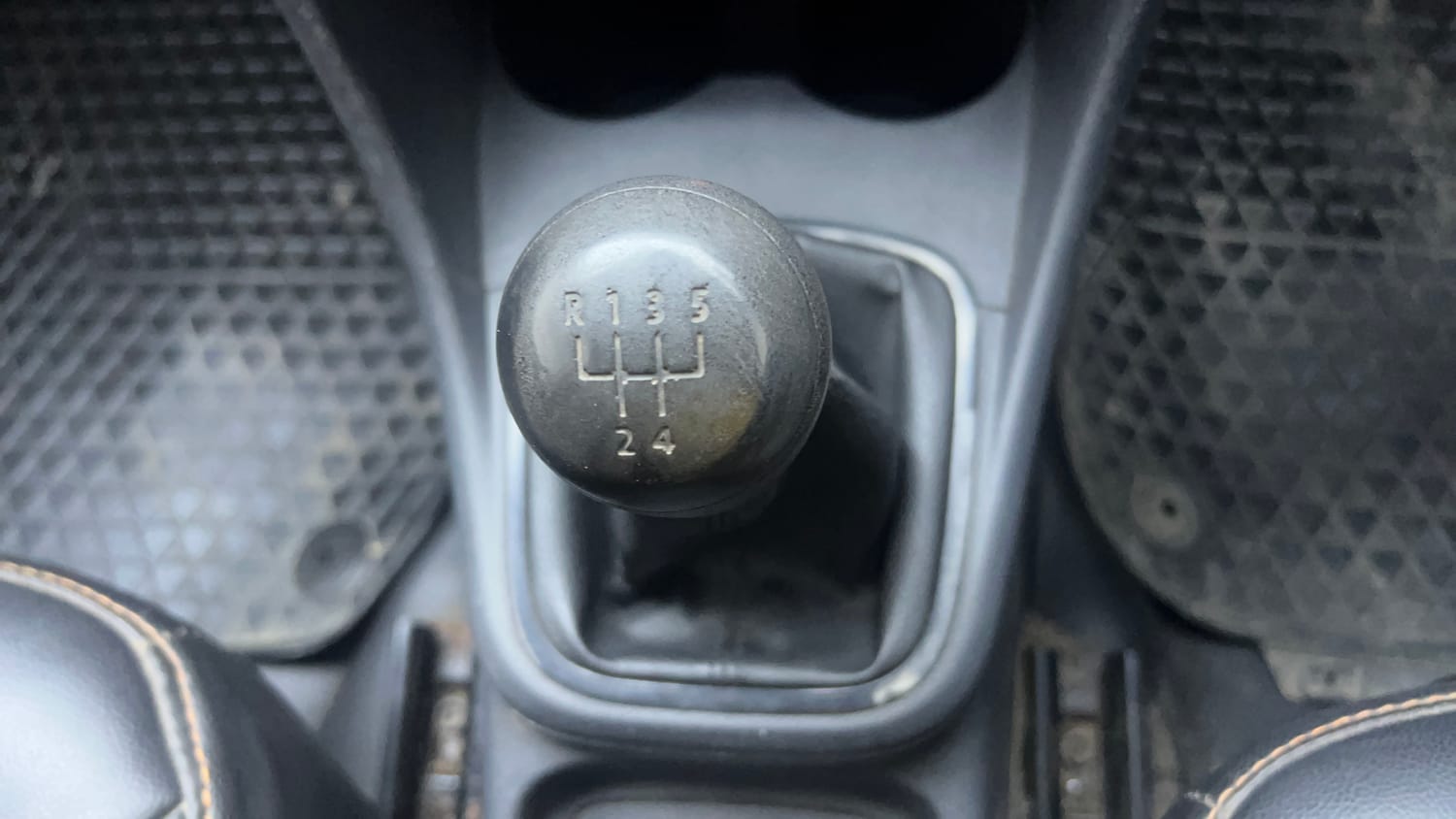 Used 2014 Volkswagen Polo Comfortline 1.2L (P) Petrol Manual interior GEAR  KNOB VIEW