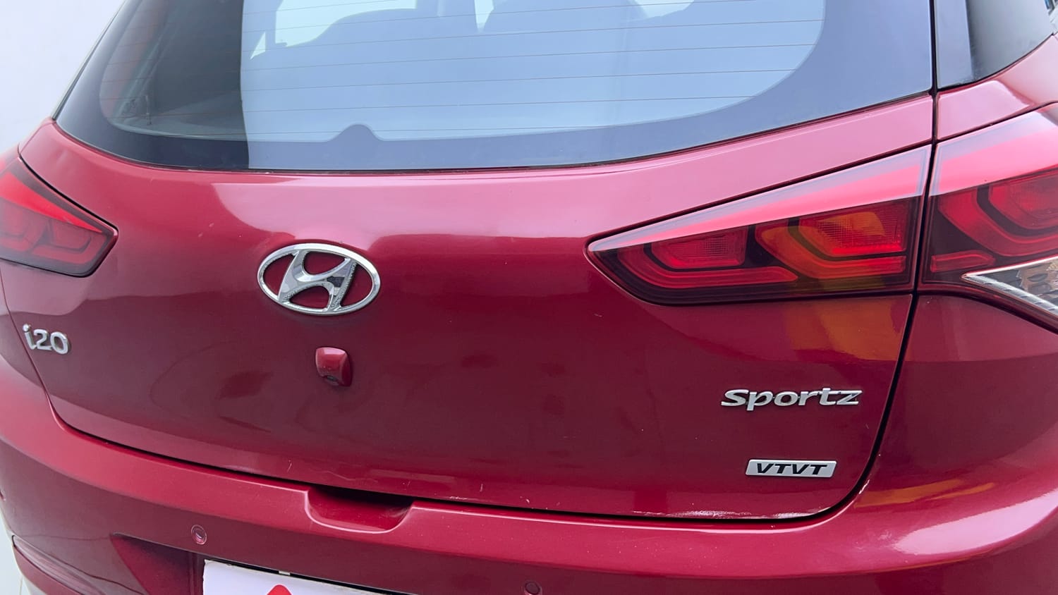 Used 2016 Hyundai Elite i20 Sportz 1.2 Petrol Manual dents MINOR DENT