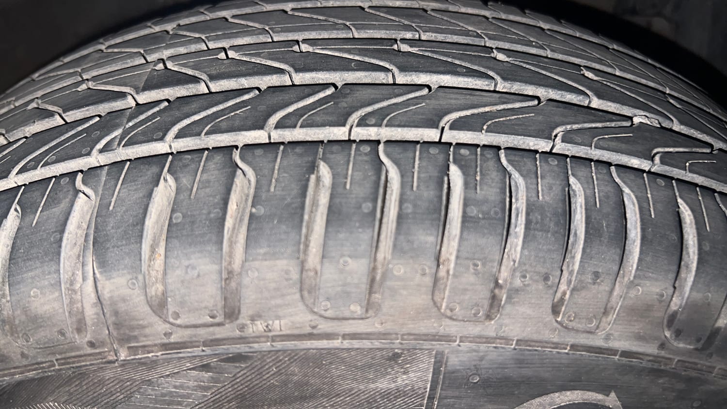 Used 2016 Maruti Suzuki Ertiga ZXI Petrol Manual tyres RIGHT FRONT TYRE TREAD VIEW