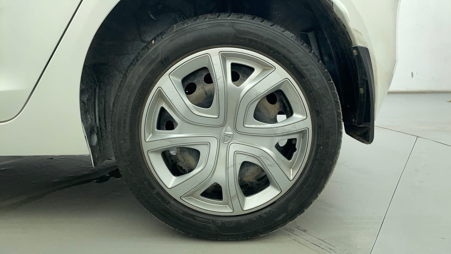 Used 2022 Tata Altroz XT Petrol Petrol Manual tyres LEFT REAR TYRE RIM VIEW