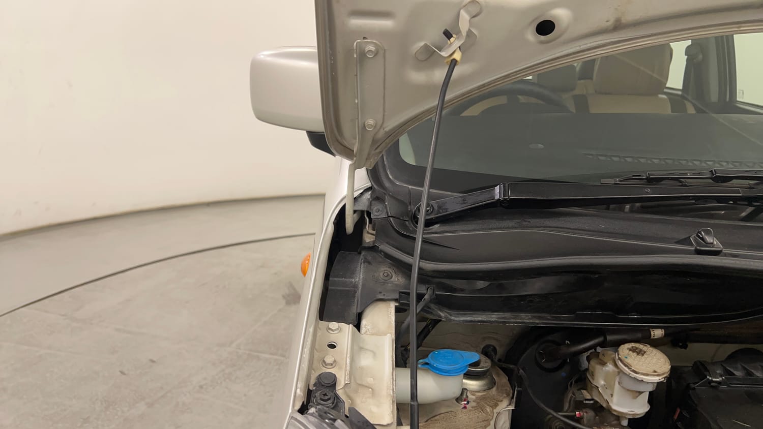 Used 2015 Maruti Suzuki Wagon R VXI Petrol Manual engine ENGINE RIGHT SIDE HINGE & APRON VIEW