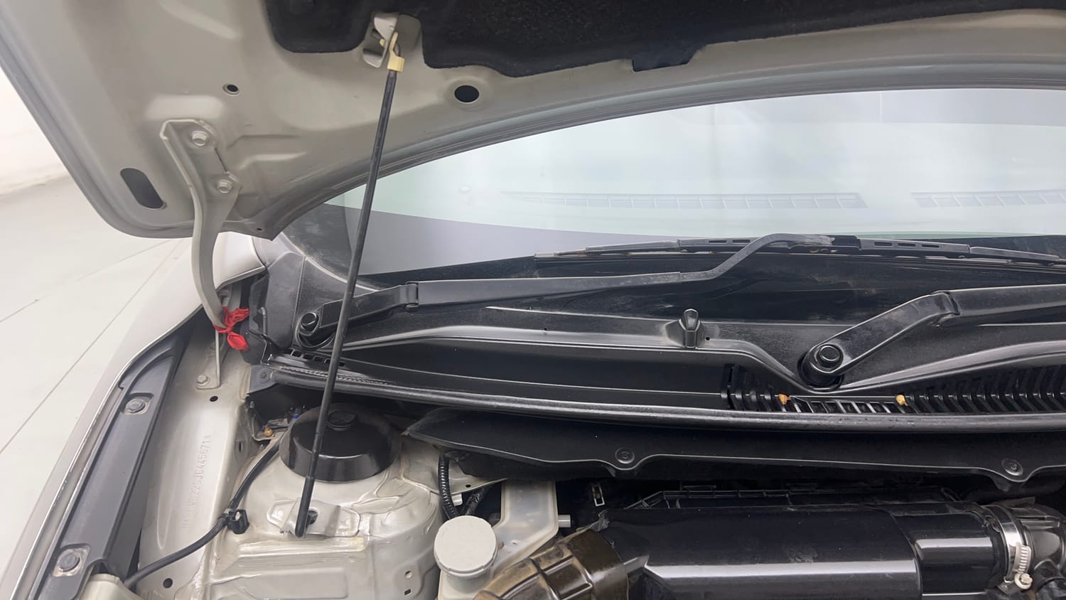 Used 2018 Maruti Suzuki Baleno Zeta 1.2 AT Petrol Automatic engine ENGINE RIGHT SIDE HINGE & APRON VIEW