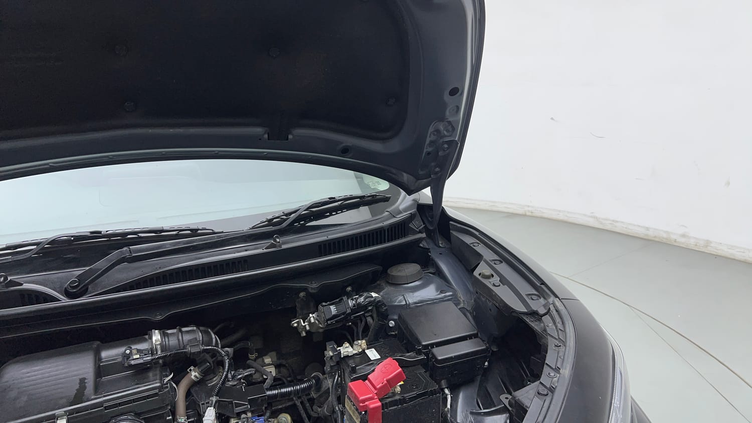 Used 2025 Maruti Suzuki Fronx Delta 1.2L MT Petrol Manual engine ENGINE LEFT SIDE HINGE & APRON VIEW