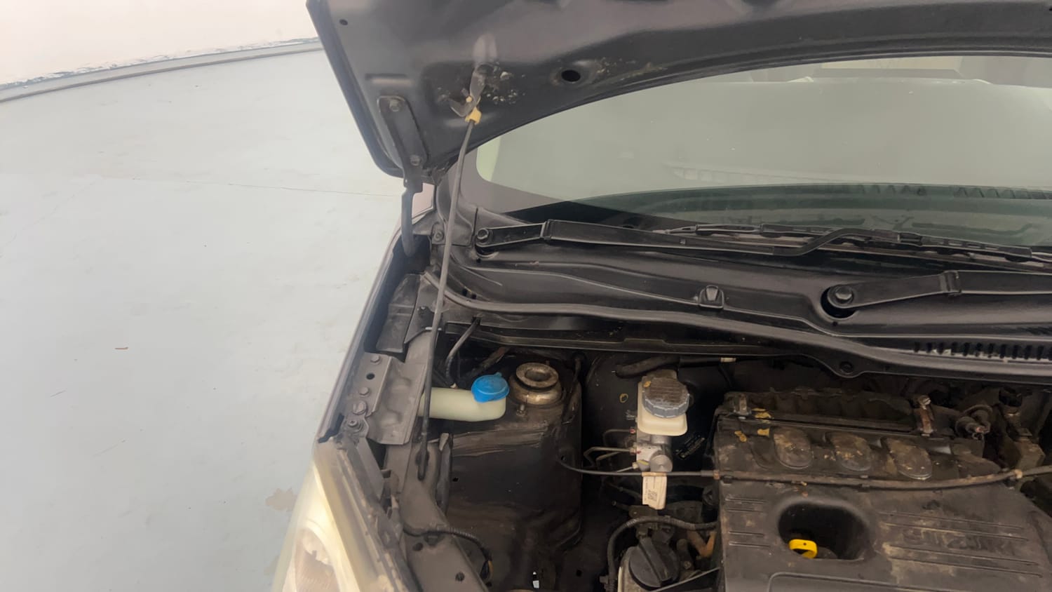 Used 2015 Maruti Suzuki Wagon R LXI Petrol Manual engine ENGINE RIGHT SIDE HINGE & APRON VIEW