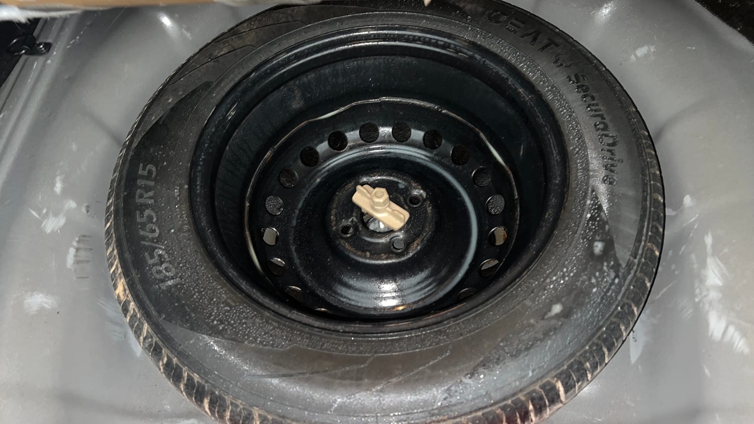 Used 2018 Hyundai Verna SX (O) 1.6 VTVT AT Petrol Automatic tyres SPARE TYRE VIEW
