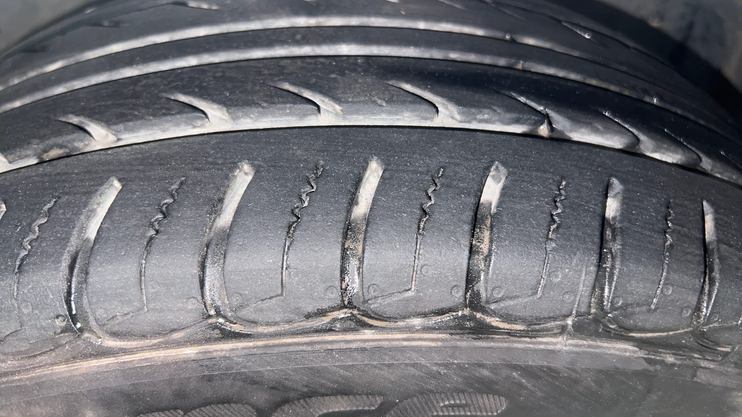 Used 2021 Ford EcoSport Titanium Plus 1.5L Ti-VCT AT Petrol Automatic tyres RIGHT FRONT TYRE TREAD VIEW