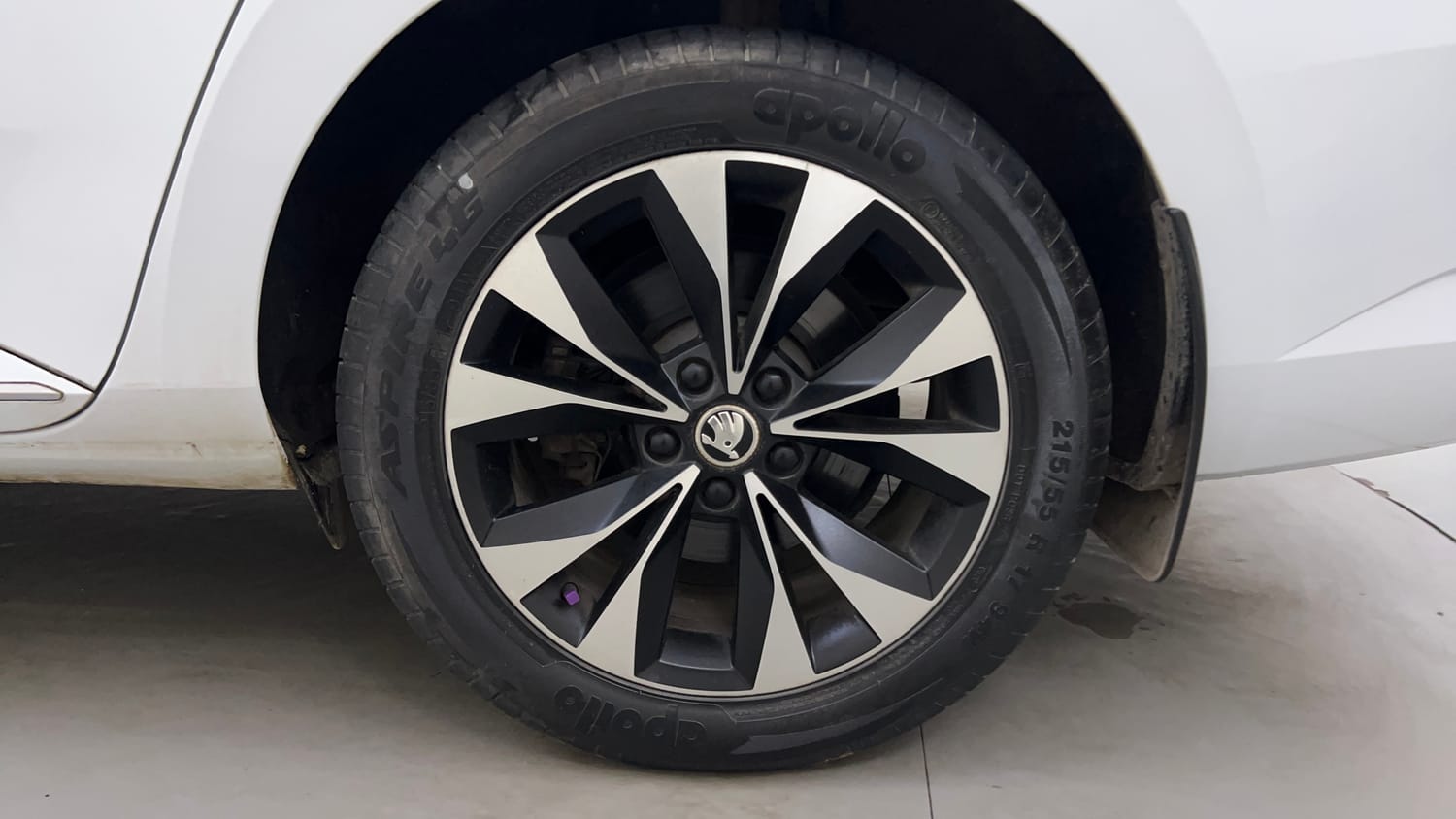 Used 2020 Skoda Superb L&K AT Petrol Automatic tyres LEFT REAR TYRE RIM VIEW