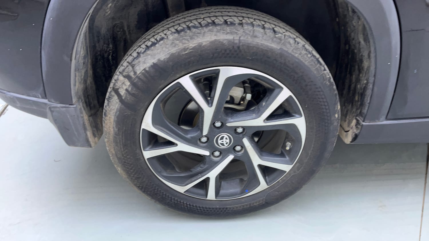 Used 2023 Toyota Urban Cruiser Hyryder V Hybrid Hybrid Automatic tyres RIGHT REAR TYRE RIM VIEW