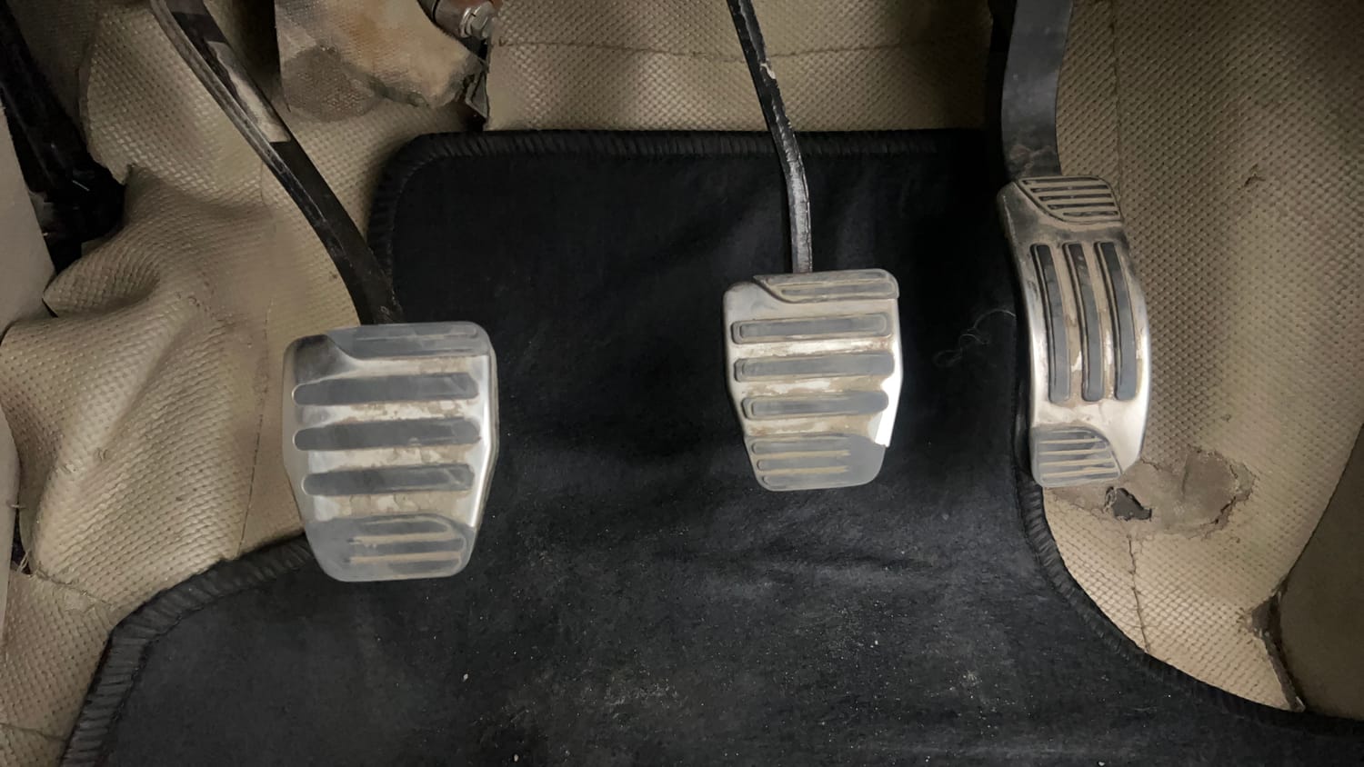 Used 2017 Mahindra XUV500 W10 Diesel Manual interior PEDALS VIEW