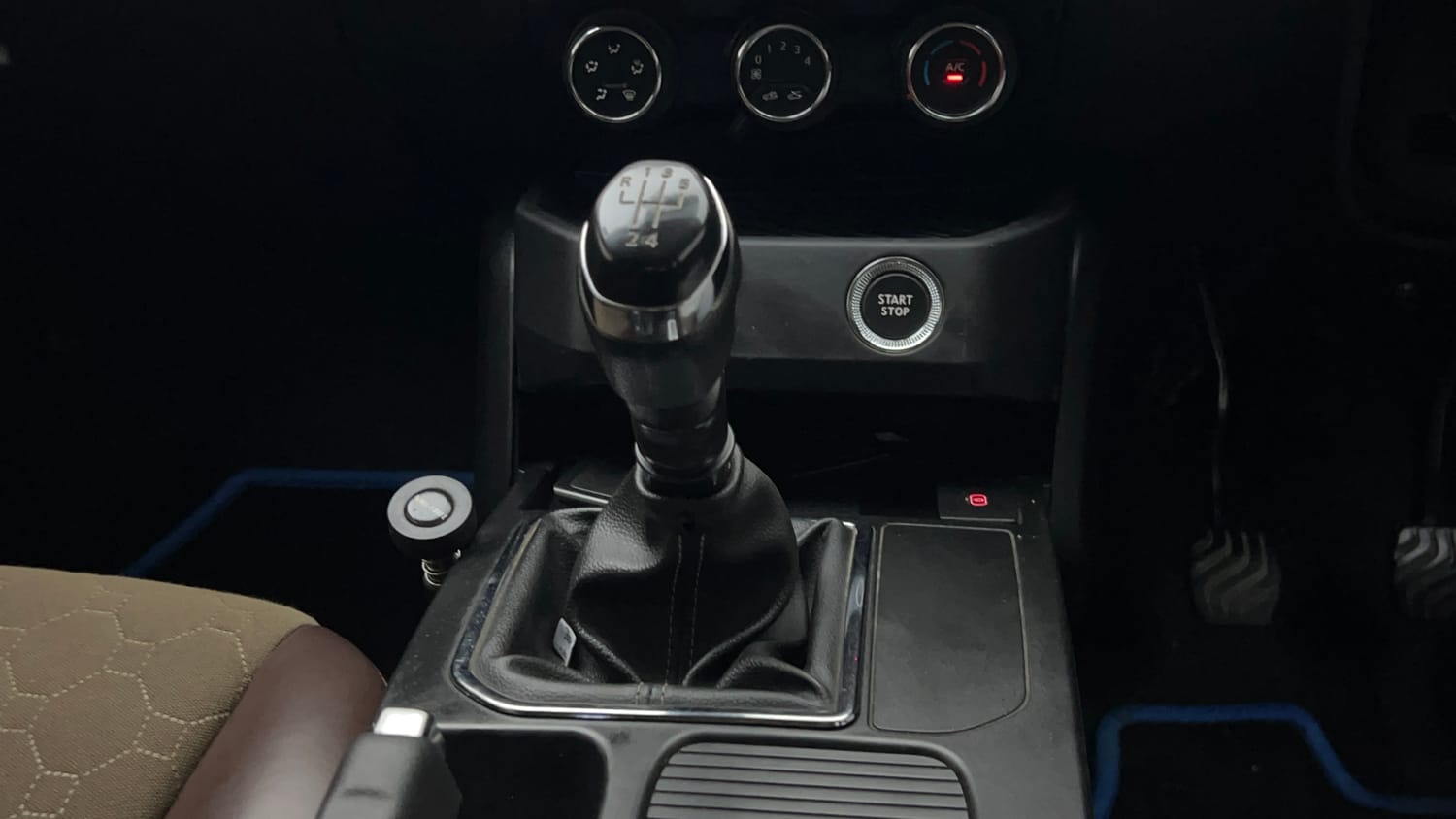 Used 2023 Renault Kiger RXT MT Petrol Manual interior GEAR  KNOB VIEW
