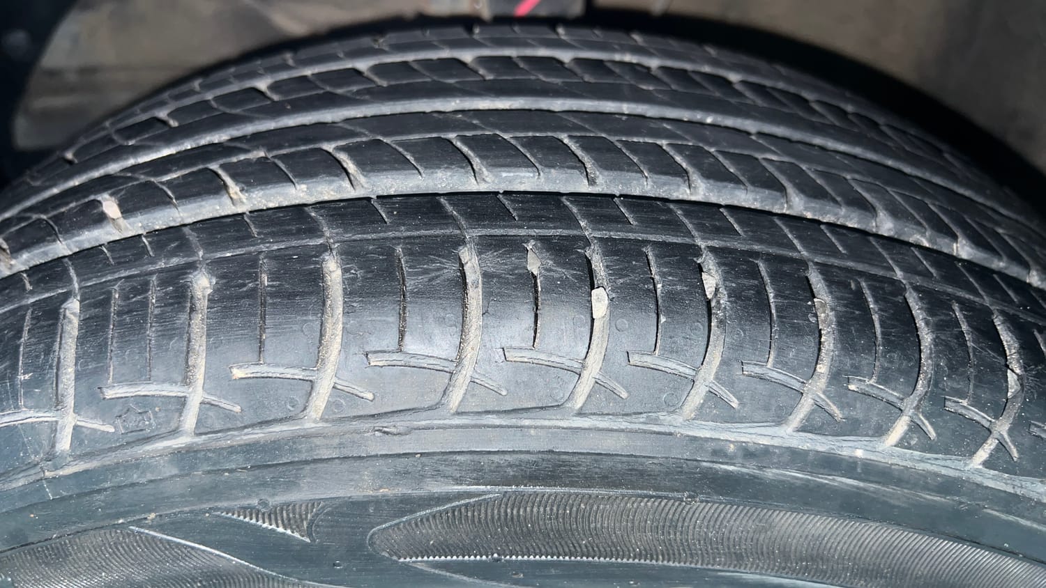 Used 2017 Maruti Suzuki Baleno Delta 1.2 Petrol Manual tyres LEFT FRONT TYRE TREAD VIEW