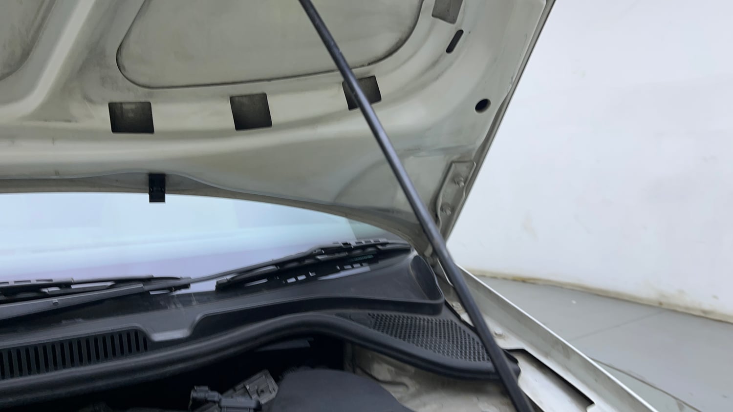 Used 2016 Volkswagen Vento Comfortline Diesel Diesel Manual engine ENGINE LEFT SIDE HINGE & APRON VIEW