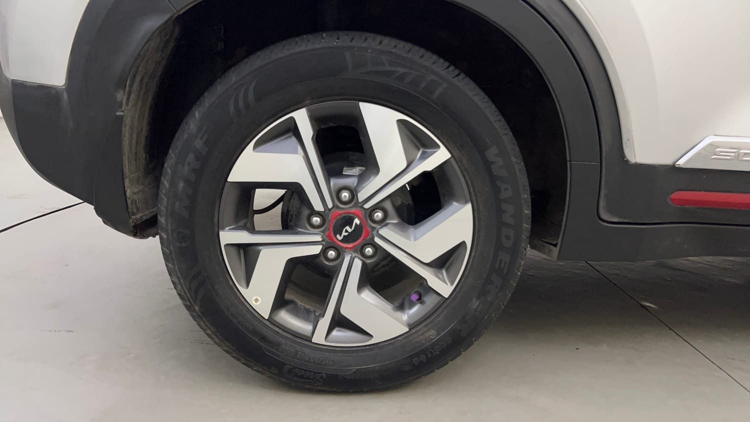 Used 2022 Kia Sonet GTX Plus 1.5 AT Diesel Automatic tyres RIGHT REAR TYRE RIM VIEW