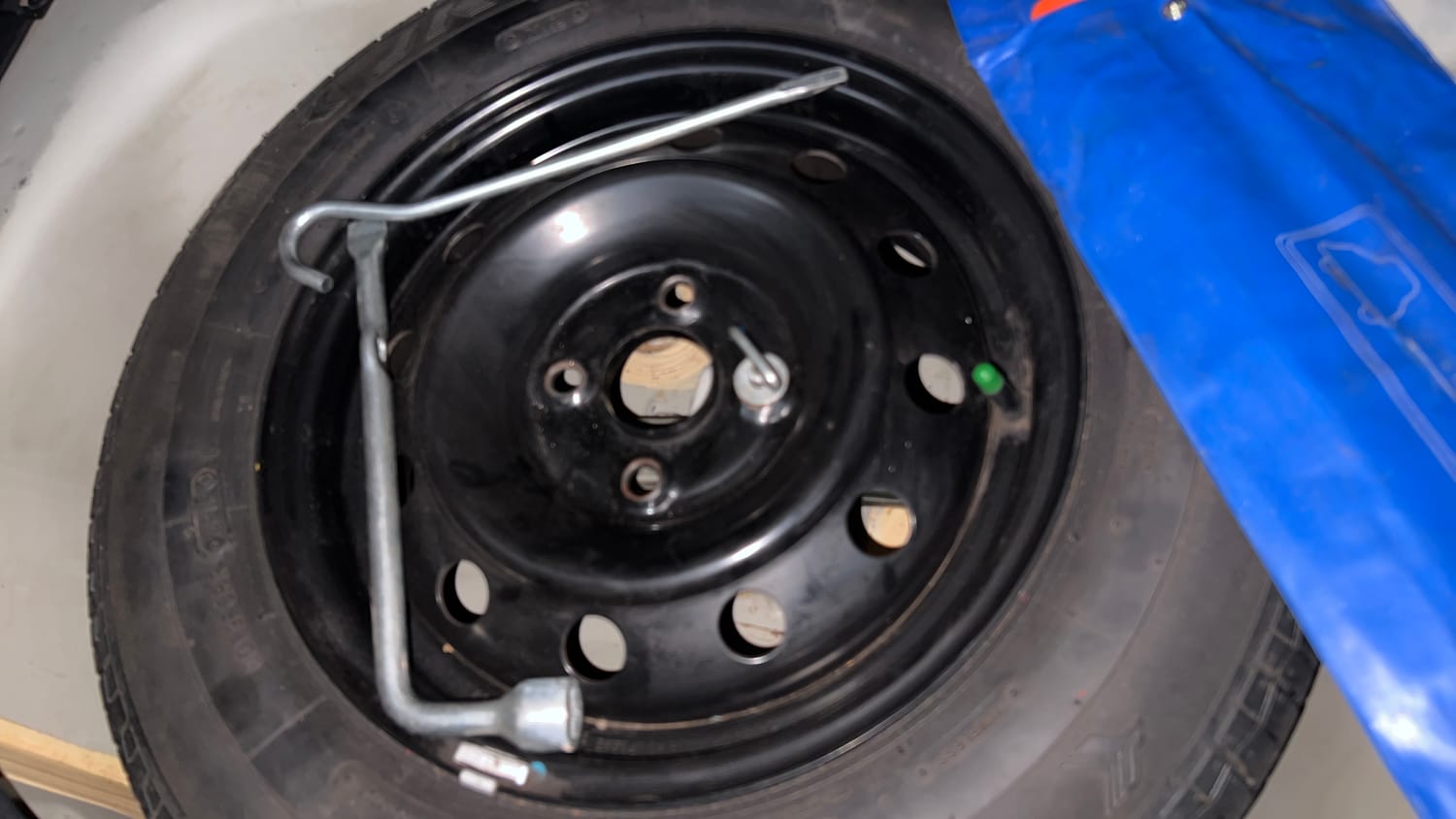 Used 2012 Maruti Suzuki Swift VXi Petrol Manual tyres SPARE TYRE VIEW