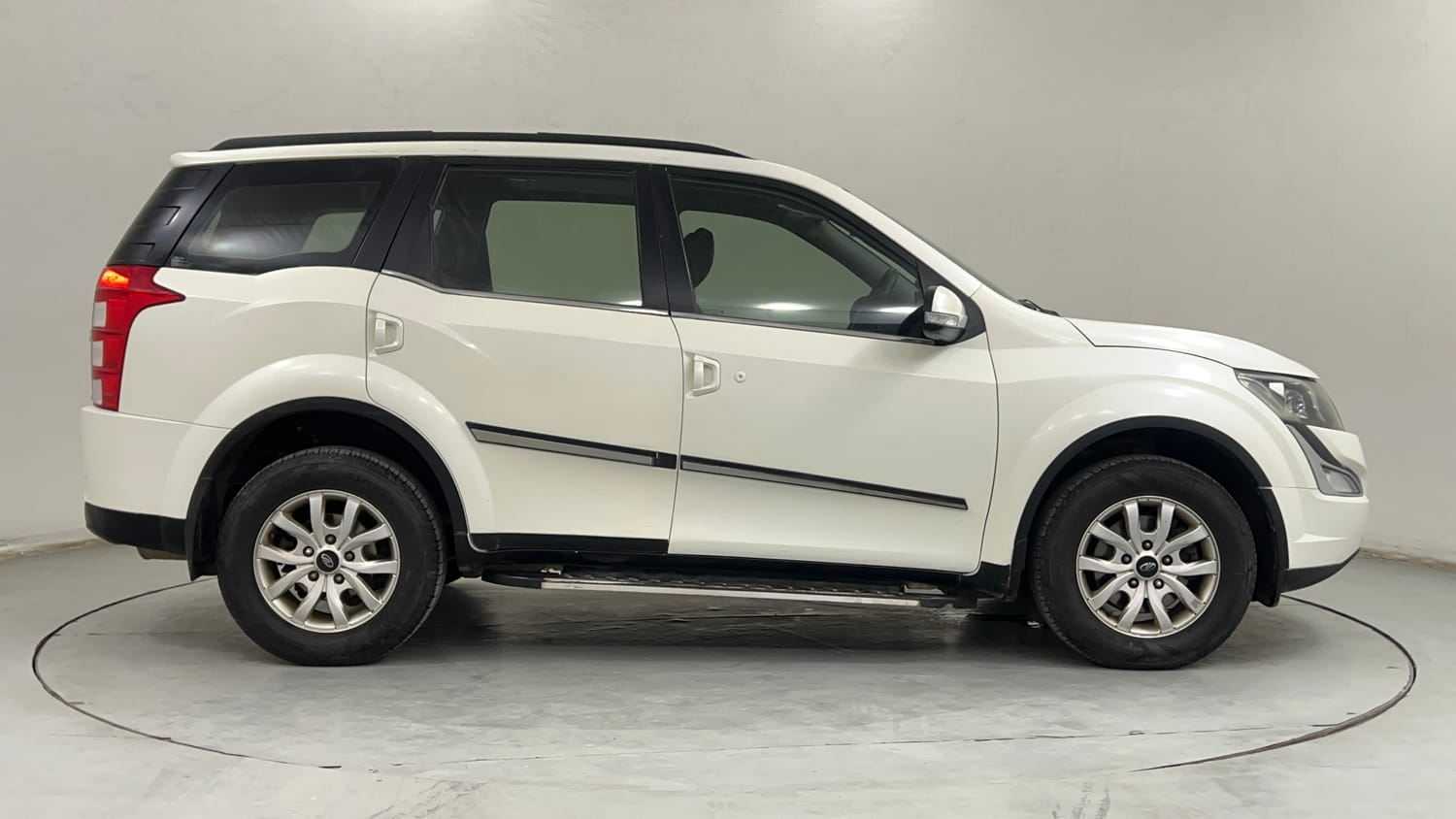 Used 2017 Mahindra XUV500 W10 Diesel Manual exterior RIGHT SIDE VIEW