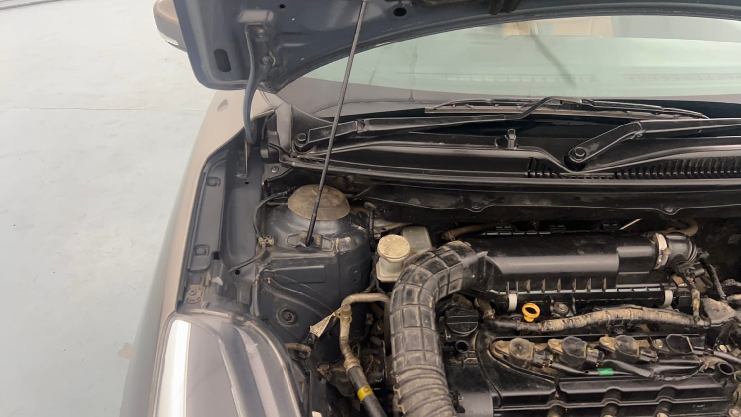 Used 2020 Maruti Suzuki Baleno Zeta Petrol Manual engine ENGINE RIGHT SIDE HINGE & APRON VIEW