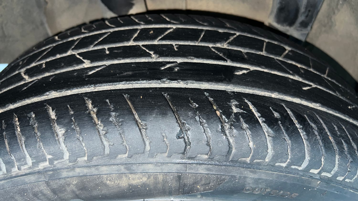 Used 2023 Renault Kiger RXT MT Petrol Manual tyres RIGHT REAR TYRE TREAD VIEW