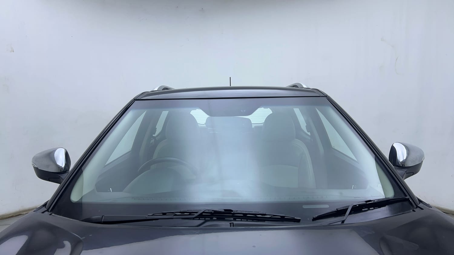 Used 2019 Mahindra XUV 300 1.2 W8 (O) Petrol Manual exterior FRONT WINDSHIELD VIEW