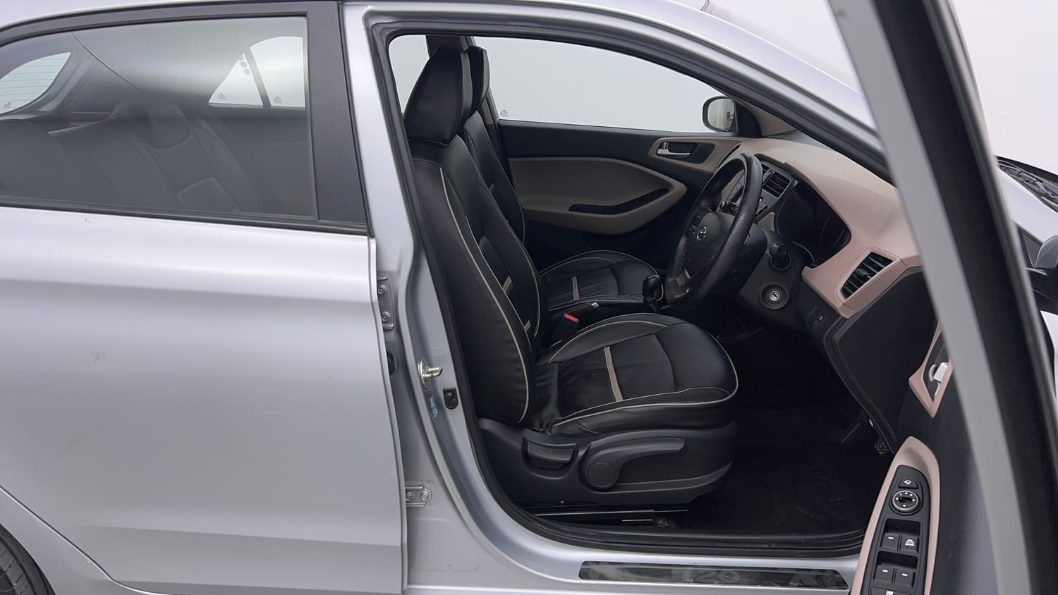 Used 2020 Hyundai Elite i20 Sportz Plus 1.2 Petrol Manual interior RIGHT SIDE FRONT DOOR CABIN VIEW