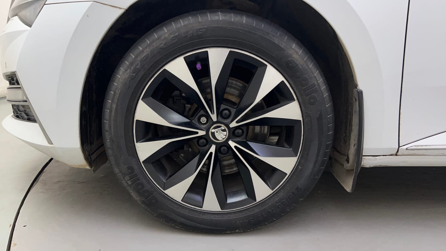 Used 2020 Skoda Superb L&K AT Petrol Automatic tyres LEFT FRONT TYRE RIM VIEW