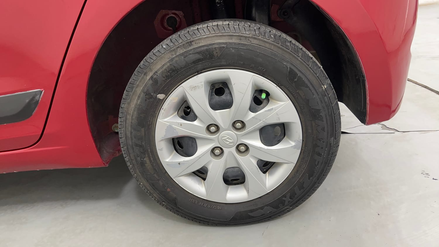 Used 2015 Hyundai Elite i20 Sportz 1.2 Petrol Manual tyres LEFT REAR TYRE RIM VIEW