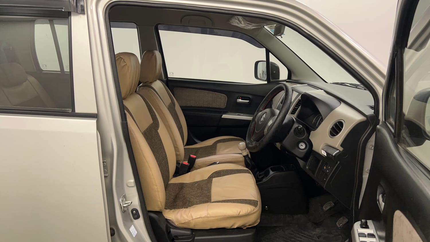 Used 2015 Maruti Suzuki Wagon R VXI Petrol Manual interior RIGHT SIDE FRONT DOOR CABIN VIEW