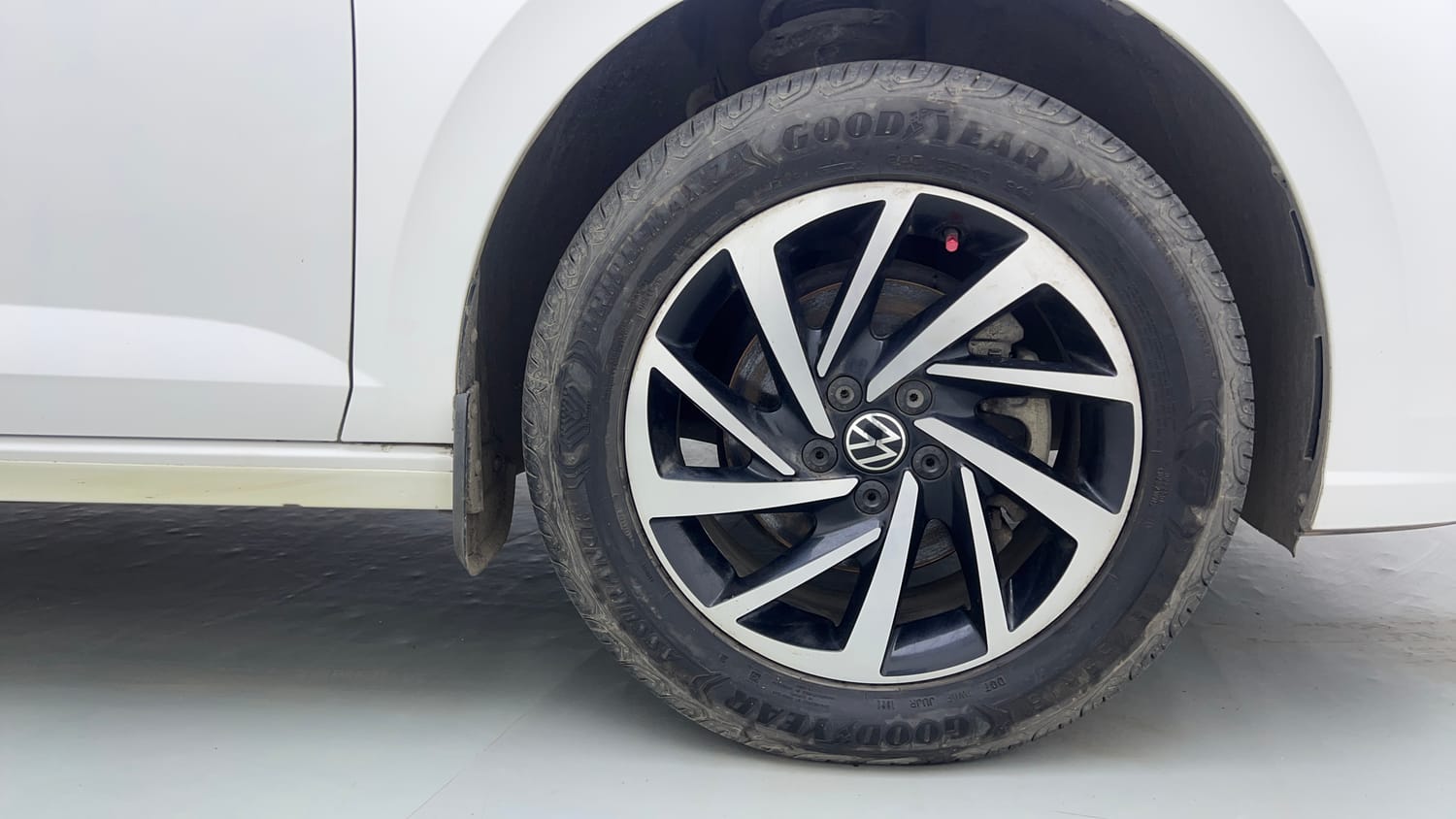 Used 2022 Volkswagen Virtus Topline 1.0 TSI AT Petrol Automatic tyres RIGHT FRONT TYRE RIM VIEW