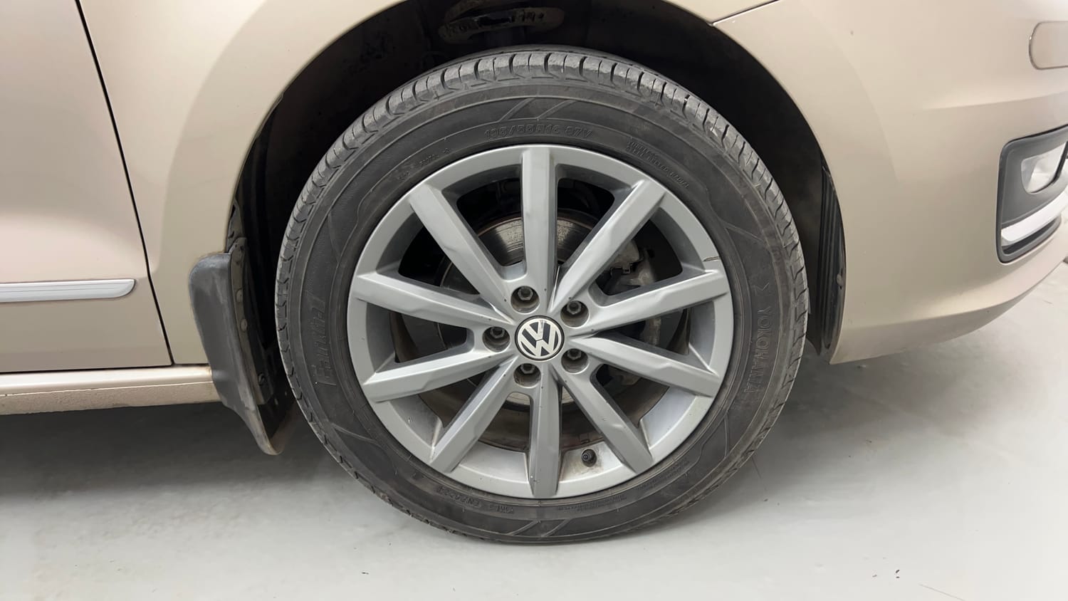 Used 2019 Volkswagen Vento Highline Plus 1.5 AT (D) 16 Alloy Diesel Automatic tyres RIGHT FRONT TYRE RIM VIEW