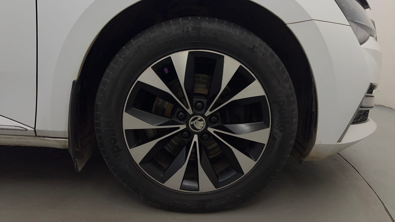 Used 2020 Skoda Superb L&K AT Petrol Automatic tyres RIGHT FRONT TYRE RIM VIEW