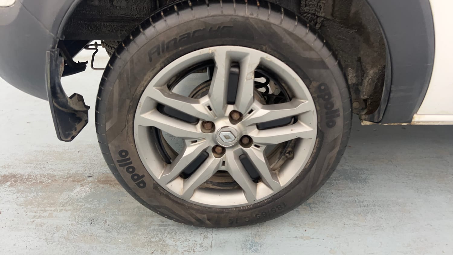 Used 2023 Renault Triber RXZ Dual Tone Petrol Manual tyres RIGHT REAR TYRE RIM VIEW